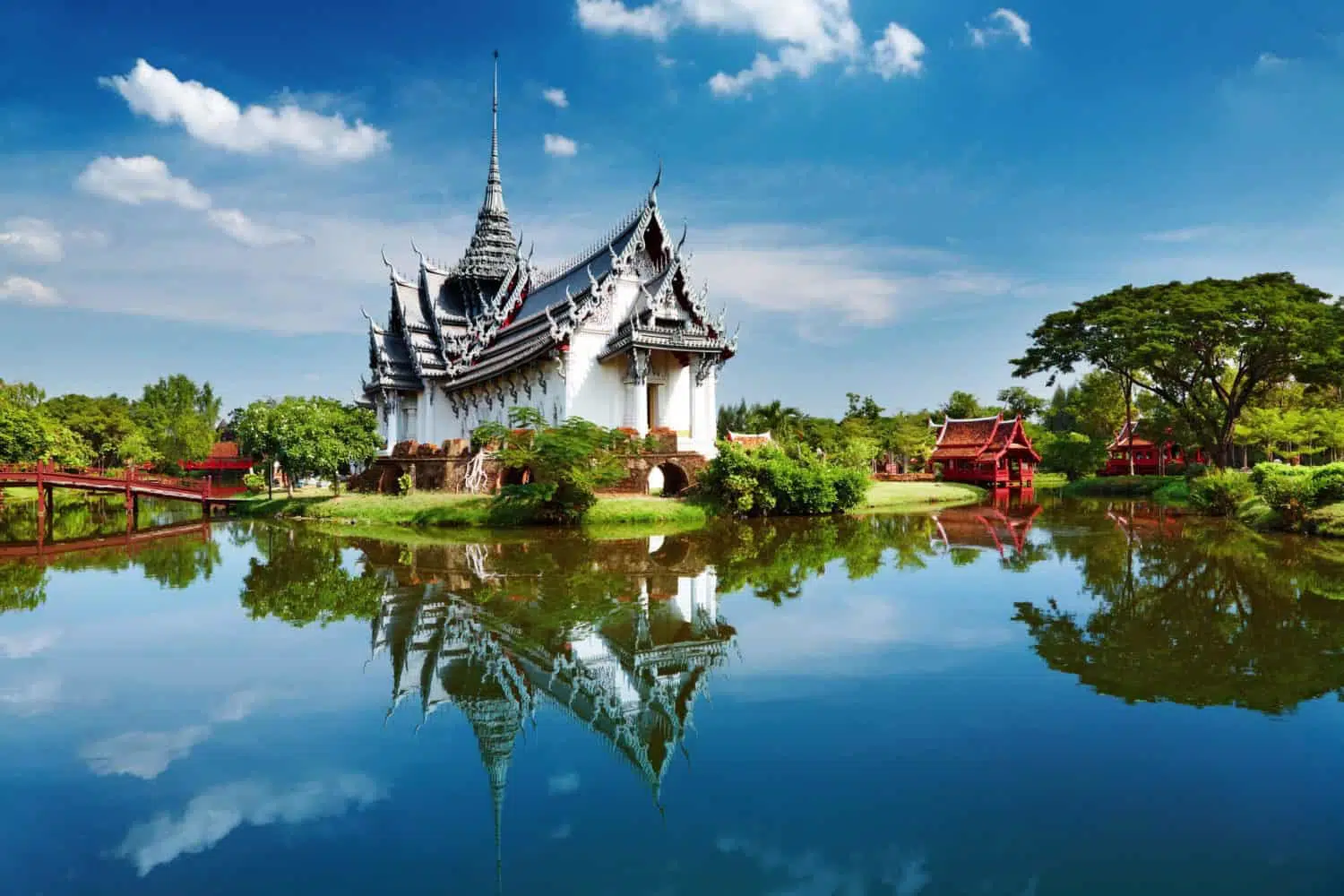 Thailand. Sanphet Prasat Palace, park