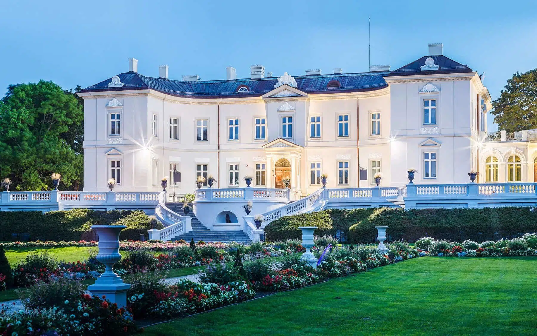 Tiškevičiai_Palace_at_dusk,_Palanga,_Lithuania