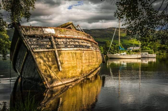 Old-abandoned-boat-on-the-rippling-loch-ness-lake-in-Scotland
