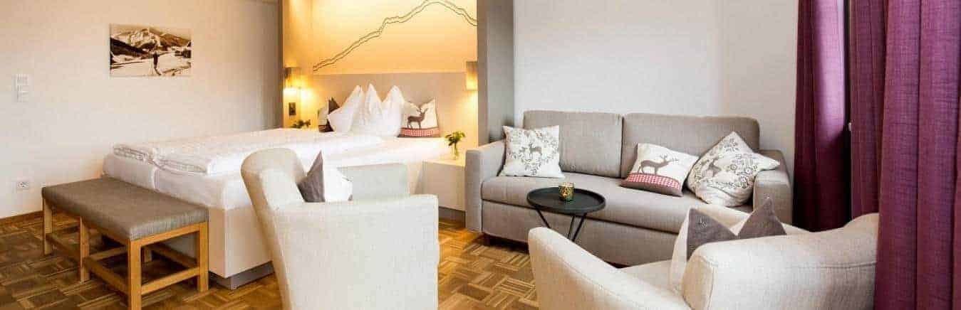 Hotel-Post-Appartment-med-soveværelse-og-opholdsafdeling
