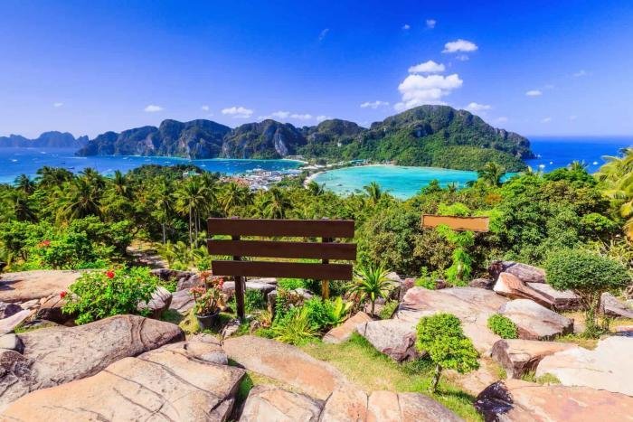 Krabi, Thailand. Phi Phi Don, panorama view af øerne. Krabi, Thailand. Phi Phi Don, panorama view af øerne.