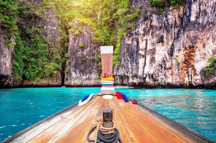 Long boat and blue water at Maya bay in Phi Phi Island, Krabi Thailand.