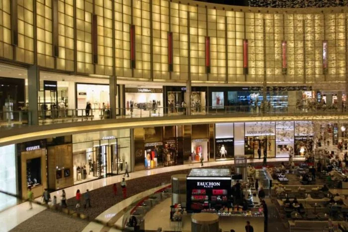 Dubai shopping mall, the world's largest 