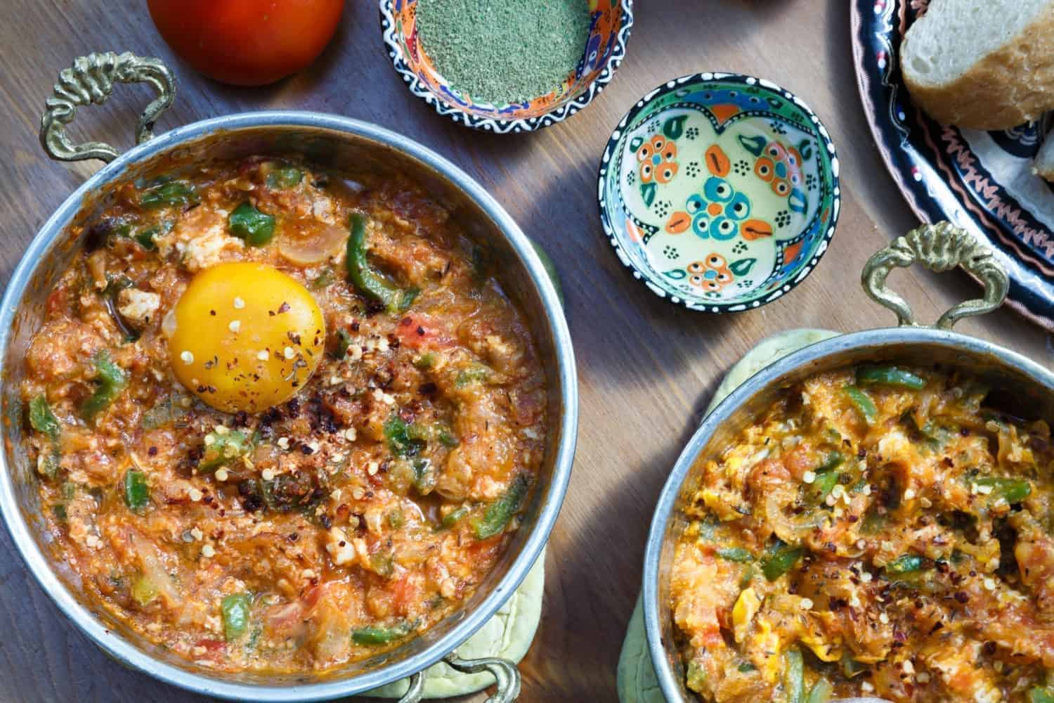 Det tyrkiske køkken. Menemen Tyrkisk morgenmad med æg tomater og peberfrugter. Hav en god dag!