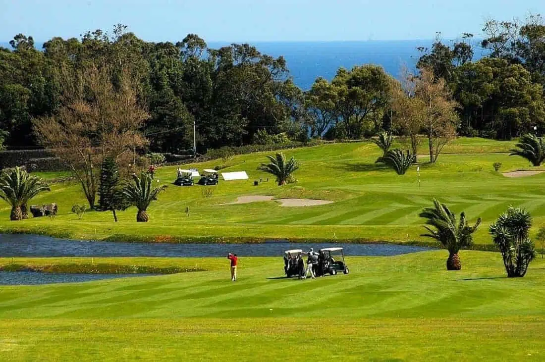 Azores golf next to the Atlantic?