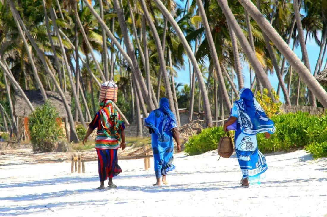 Kort og godt om Zanzibar: kvinder på smuk strand