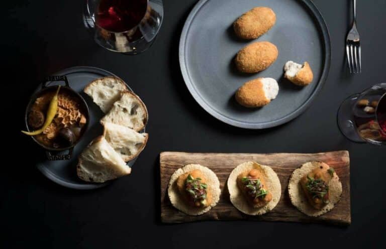 Restauranter i Singapore. Iggy´s Singapore, Mini-Gastro-Bar-Beef-tripe-fish-tacos-and-croquette