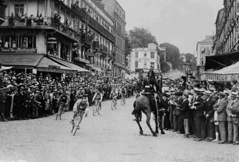 Tour de France løbet 1925. Ottavio-Bottecchia-of-Italy-chases-Lucien-Buysse-of-Belgium-through-St-Cloud-during-the-final-stage-of-the-1925-Tour-de France