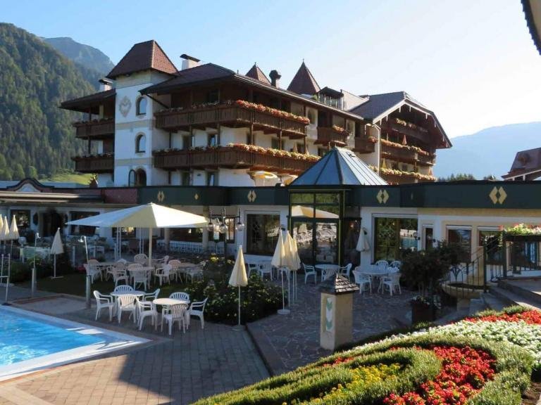 Hotel Larchenhof pool side