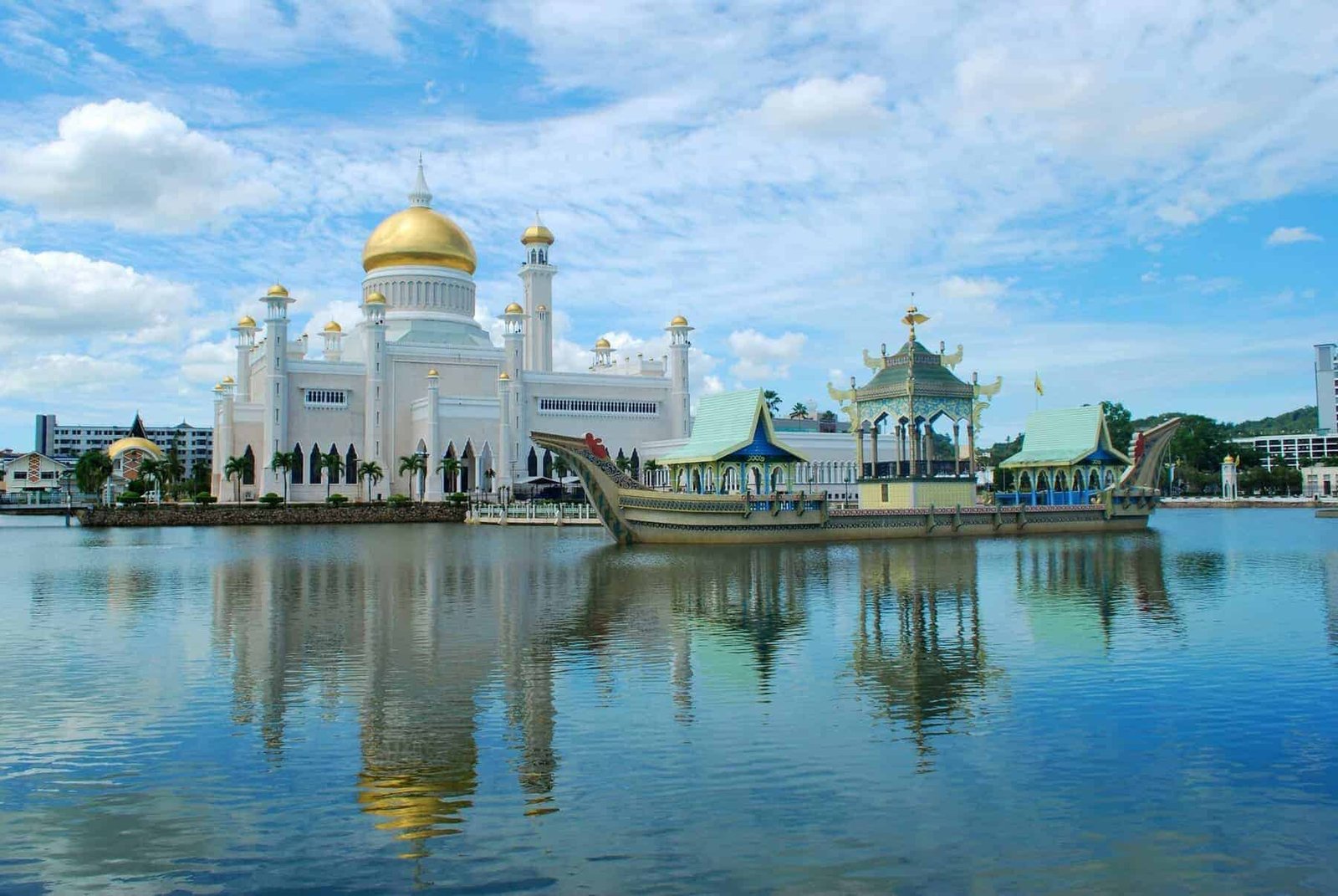 One of the smallest countries in Asia: The white golden-domed Sultan Omar Ali Saifuddien Mosque in Bandar Seri Begawan, the capital of Brunei, on the island of Borneo.