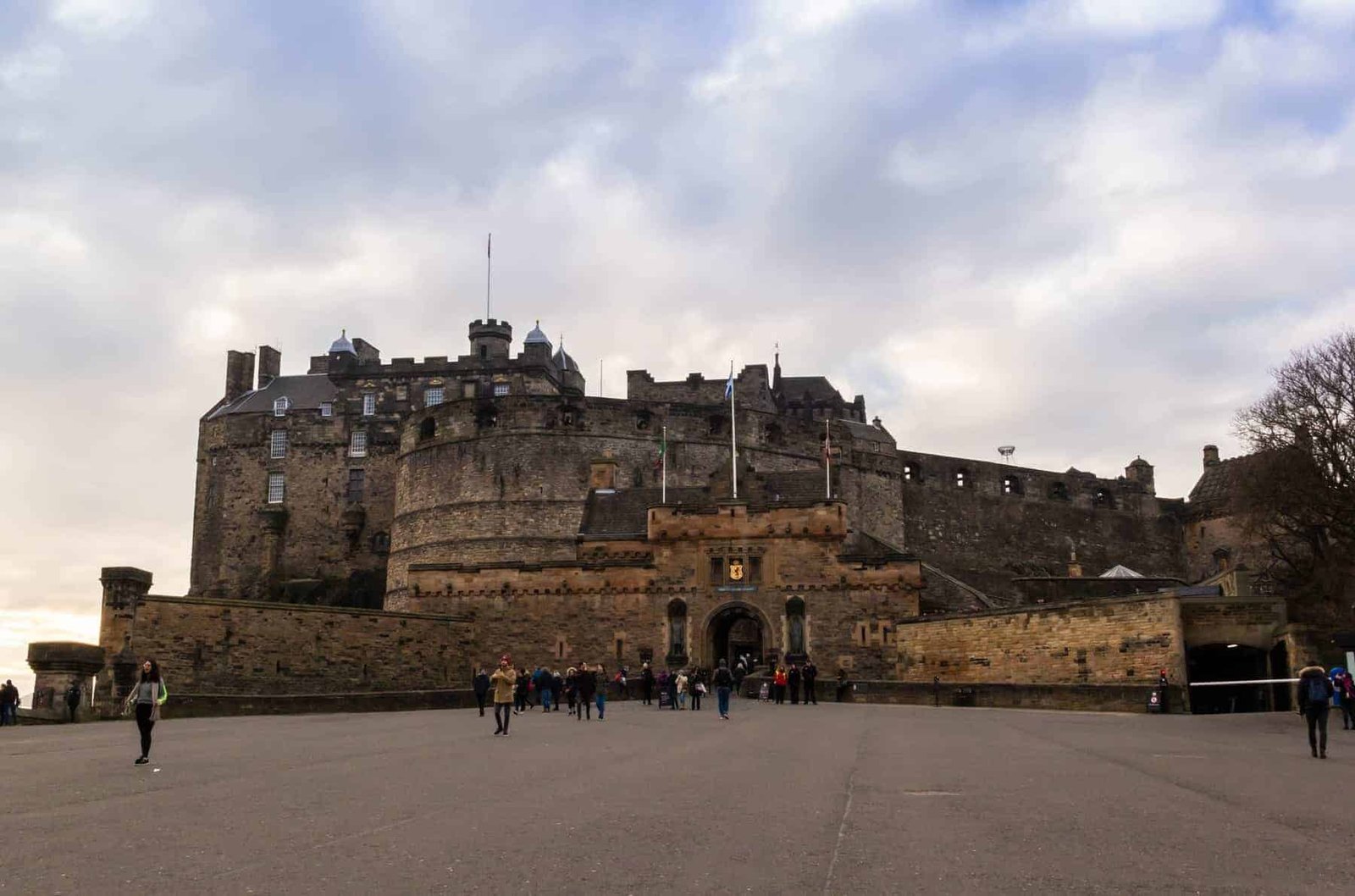 EDINBURGH, UK Tourists visiting Edinburgh Castle 