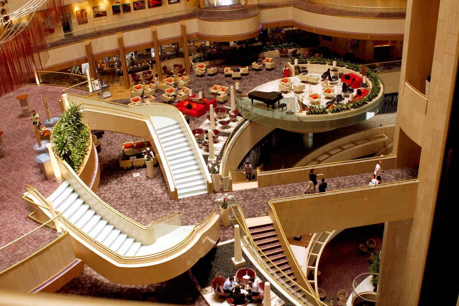 The huge interior hall and stairs of the Mandarin Oriental Hotel in Singapore in south east Asia.