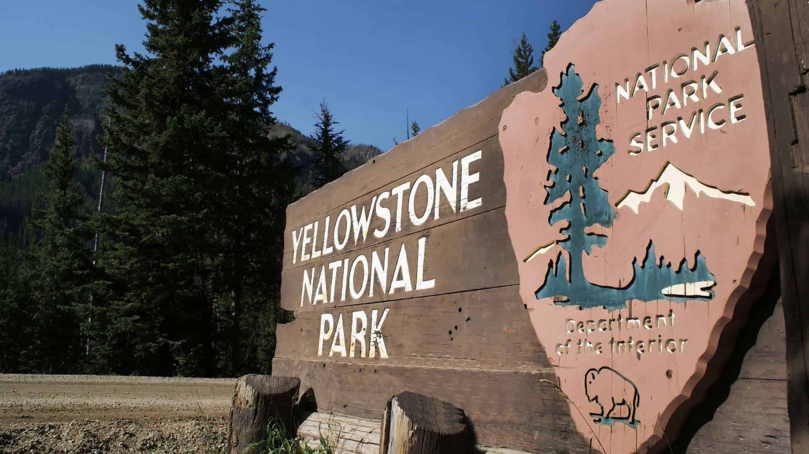 Yellowstone Park Sign. Top 15 places to visit in the US