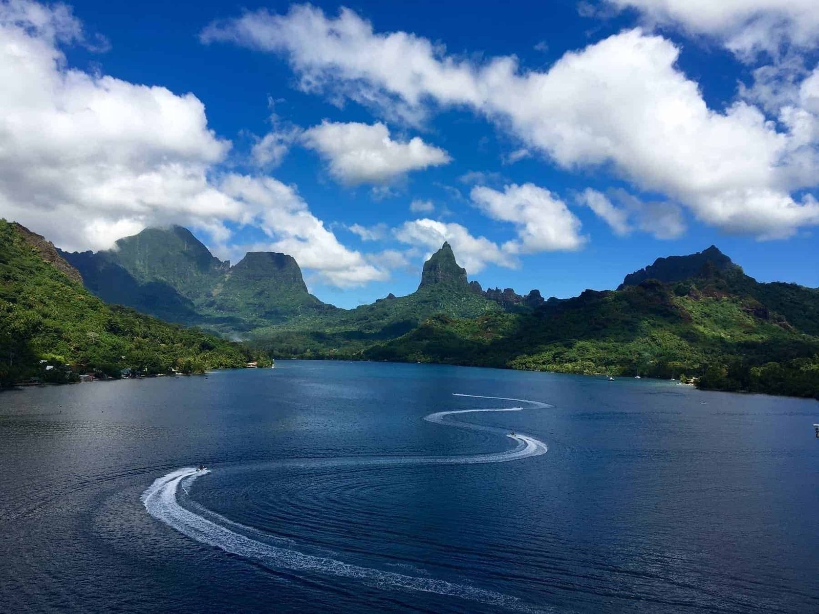 Life o Tahiti mount, on the biggest Tahiti island