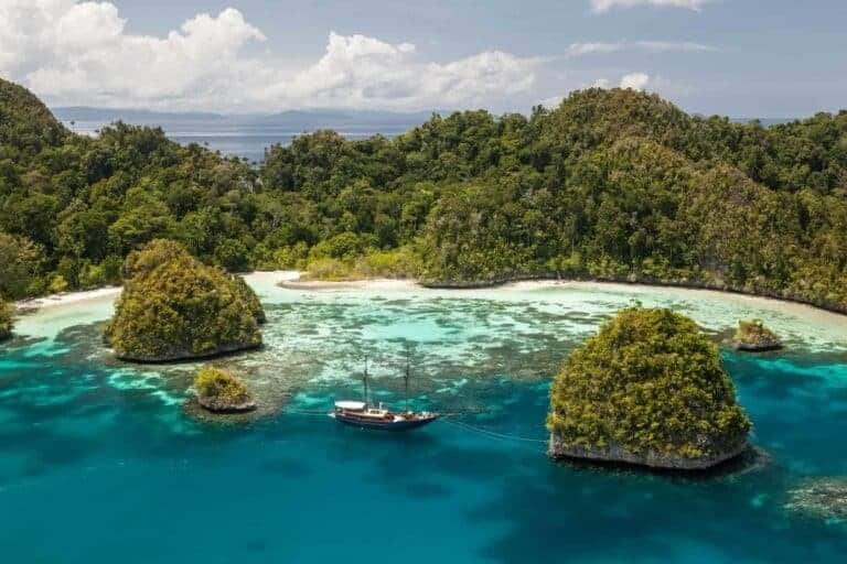 Papua New Guinea, Raja Ampat surrounded by limestone islands