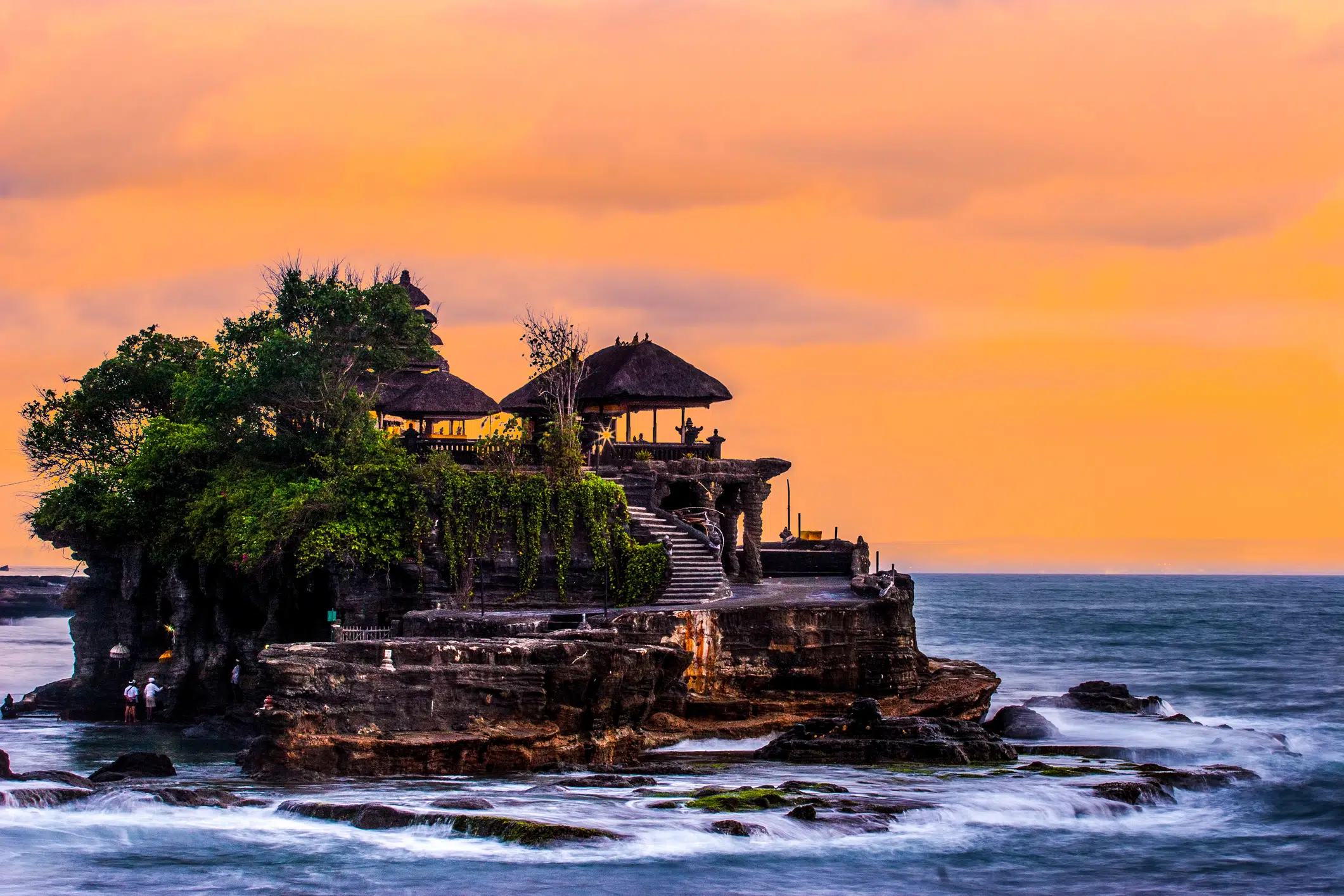 bali opens tourism soon — Bali åbner ikke lige nu. Hindu Temple, Pura of Tanah Lot Bali, med den smukkeste solnedgang