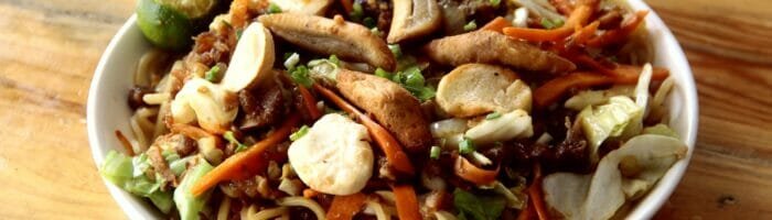 Freshly-cooked-Filipino-food-called-Pancit-Canton