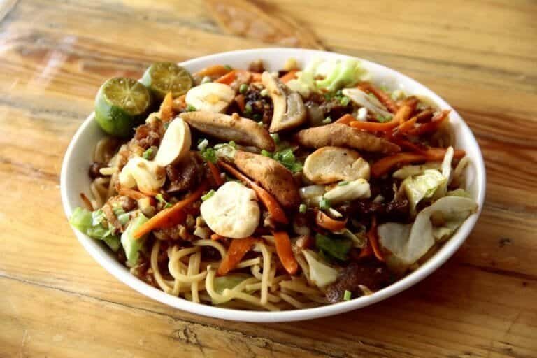 Freshly-cooked-Filipino-food-called-Pancit-Canton