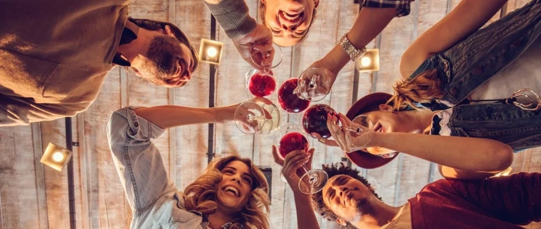 spanish food love tapas — Brindis-vino-tinto-Amigos with tapas