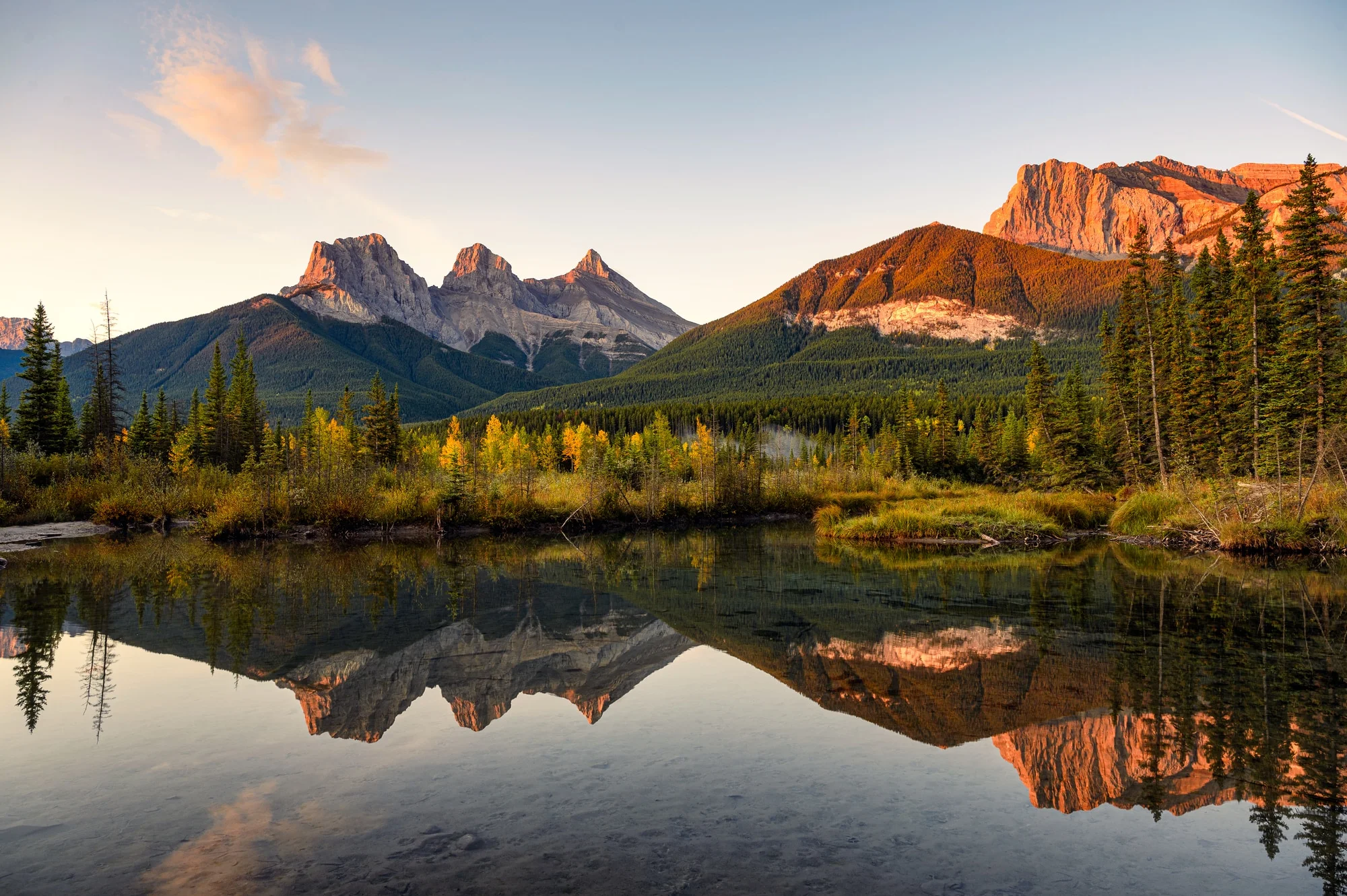 travel canada see magnificent — The Three Sisters in Banff National Park. Canmore, Alberta, Canada. — Photo