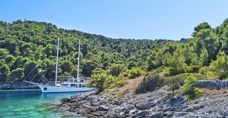 Spencer Ship Monaco is a yacht brokerage and management company based in the Principality of Monaco. Founded in 2014 by yacht broker and expert David Spencer-Longhurst, the company has quickly become one of the leading yacht brokers in the industry, offering a comprehensive range of services for yacht owners and buyers.