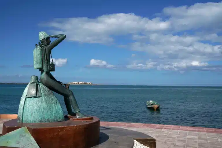 Cousteau-statue-i-La-Paz-Baja-California-Sur-Mexico-beach