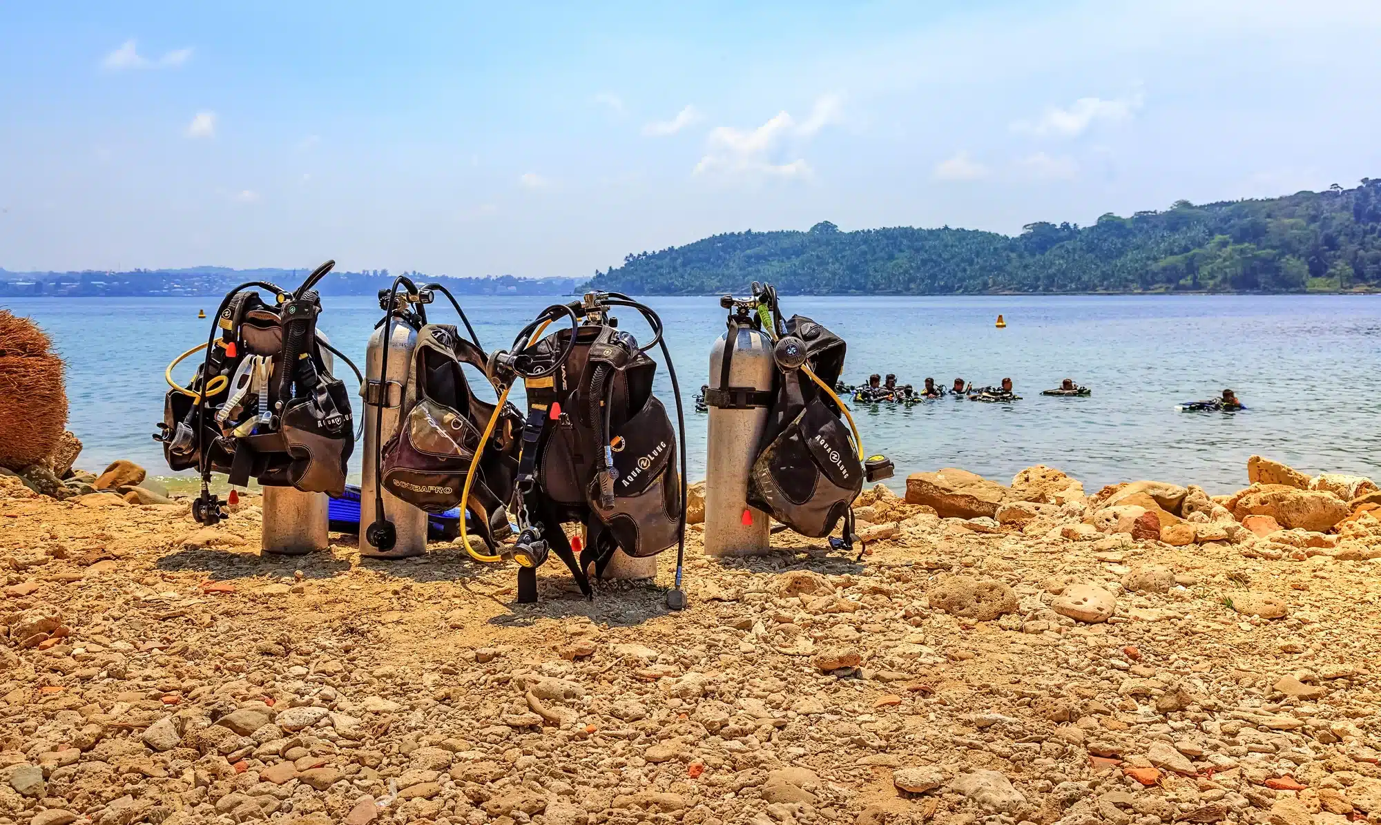 Dykkerudstyr på kysten ved North Bay island Andaman med udsigt over havet med dykkere. — Indien