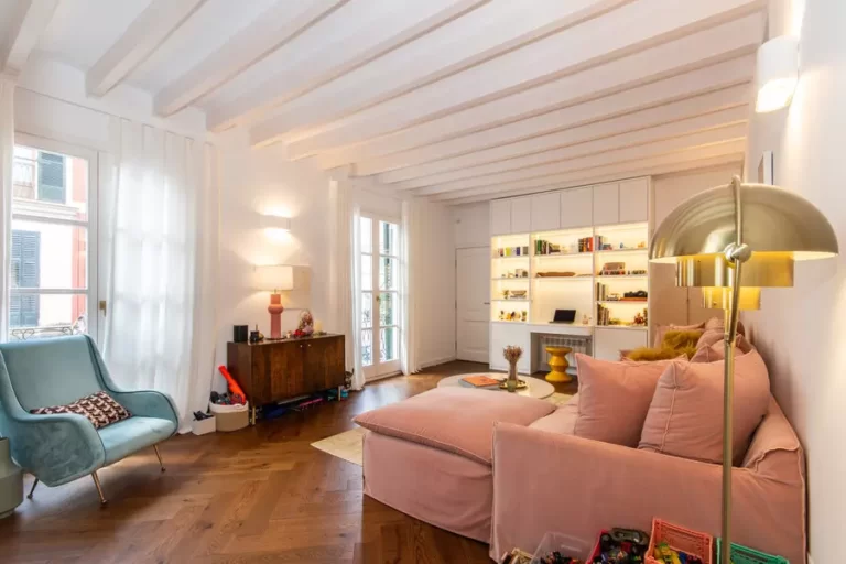 fantastic newly renovated apartment located in the heart of Santa Catalina, on a quiet street and two steps from the famous market