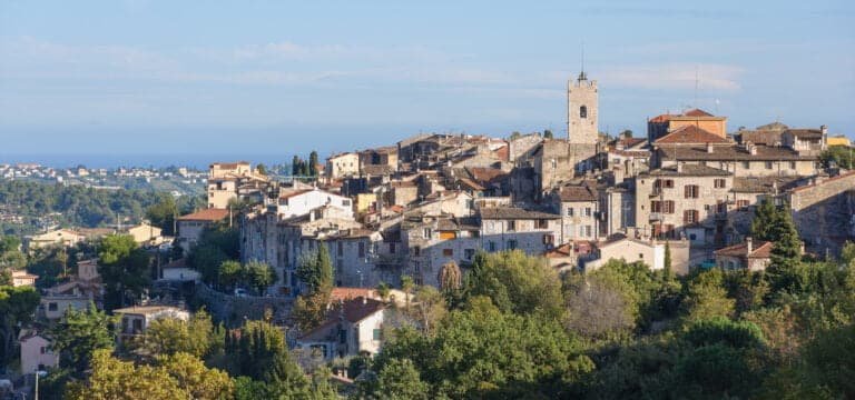 Vence is a beautiful town nestled in the hills of the French Riviera, about 13 kilometers (8 miles) north of Nice. It has a population of around 18,000 people and is known for its art, history, and stunning views.