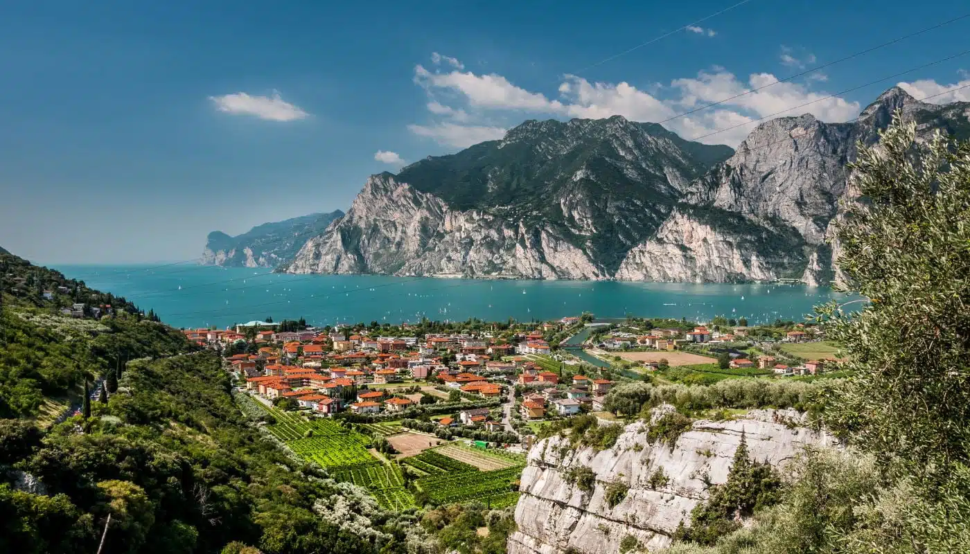 explore lake garda — Town in Lago di Garda