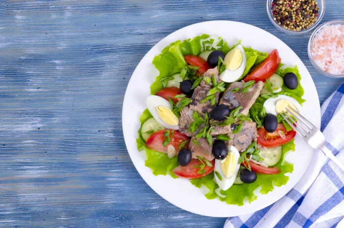 salade niçoise — Salade Nicoise with vegetables, egg, canned fish and olives